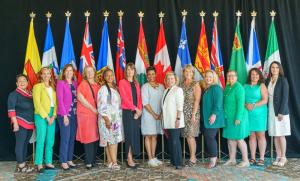 Les ministres, de gauche à droite : Margaret Nakashuk, Caroline Wawzonek, Tanya Fir, Karla MacFarlane, Charmaine Williams, Natalie Jameson, Marci Ien, Martine Biron, Sherry Wilson, Kelli Paddon, Laura Ross, Pam Parsons et Jeanie McLean. Photo : GY