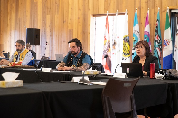 De gauche à droite : Sandy Silver, premier ministre, Peter Johnston, grand chef, et Doris Bill, cheffe de la Première nation des Kwanlin Dün.