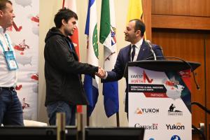 Stanley Noel, directeur général de la Dena Nezzidi Corp., Dylan Loblaw, conseiller du CDRR, et le ministre Ranj Pillai.