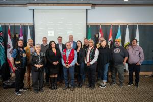 Les chefs des Premières Nations et les ministres du gouvernement posent pour une photo de groupe le vendredi 7 octobre 2022 au centre des congrès Sternwheeler pour le troisième Forum du Yukon de 2022.